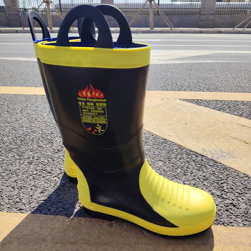 Bocanci de instruire pentru pompieri, PVC, înălțime medie, vârf metalic; antișoc, anti-perforație, anti-derapare, rezistente la uzură