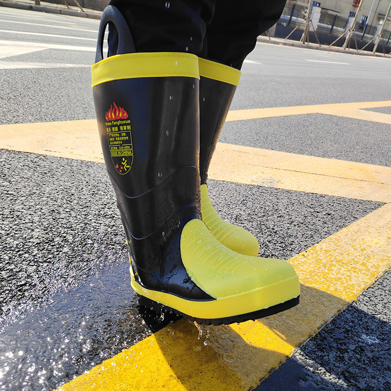 Bocanci de instruire pentru pompieri, PVC, înălțime medie, vârf metalic; antișoc, anti-perforație, anti-derapare, rezistente la uzură