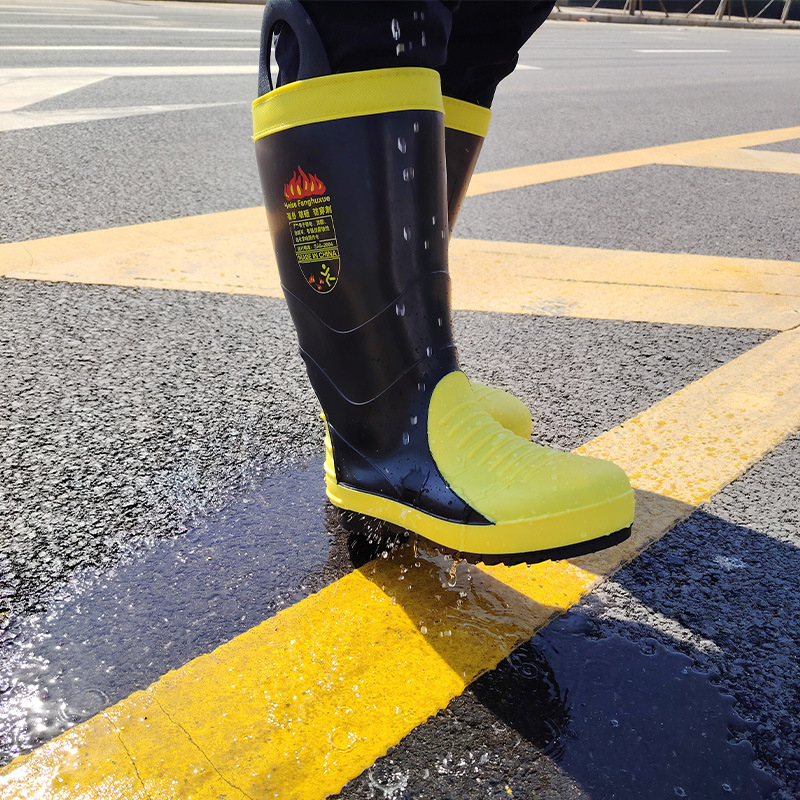 Bocanci de instruire pentru pompieri, PVC, înălțime medie, vârf metalic; antișoc, anti-perforație, anti-derapare, rezistente la uzură