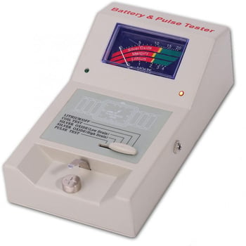 Alat za popravak satova s elektroničkim testerom baterija i testerom kvarcnog mehanizma, elektronički mjerni instrument.