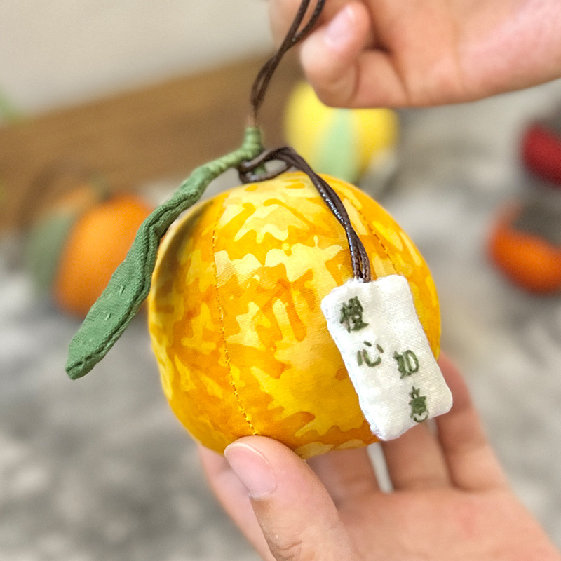Ručni privjesak za ključeve s Lu vezom – DIY ukras za žensku torbicu s aromatičnim vrećicom