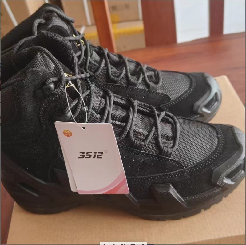 Taktická turistická obuv, priedušná a proti prepichnutiu; materiál: nubuk + oceľová sieťovina; horná časť: stredná výška; vlastnosti: proti prepichnutiu