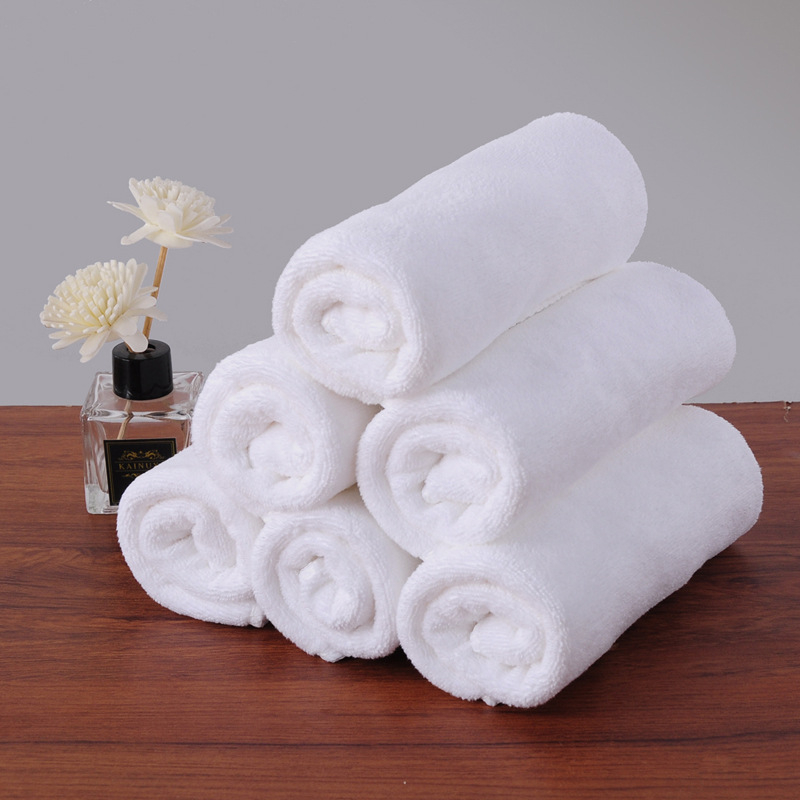 Prosop de unică folosință din fibre sintetice — 80% poliester, 20% poliamidă; țesătură simplă; 50–80 g; fire 150; personalizare disponibilă