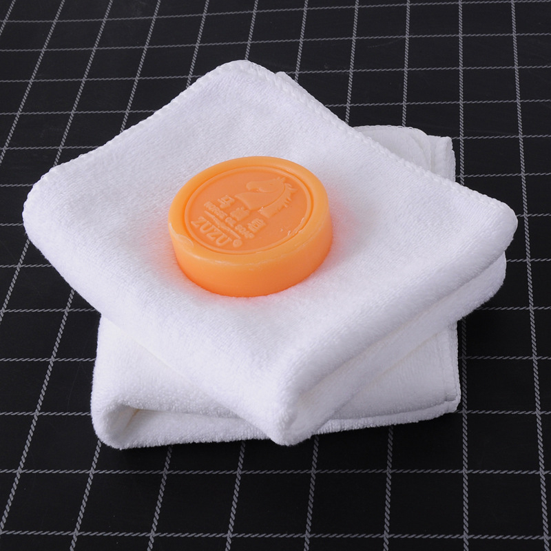 Prosop de unică folosință din fibre sintetice — 80% poliester, 20% poliamidă; țesătură simplă; 50–80 g; fire 150; personalizare disponibilă