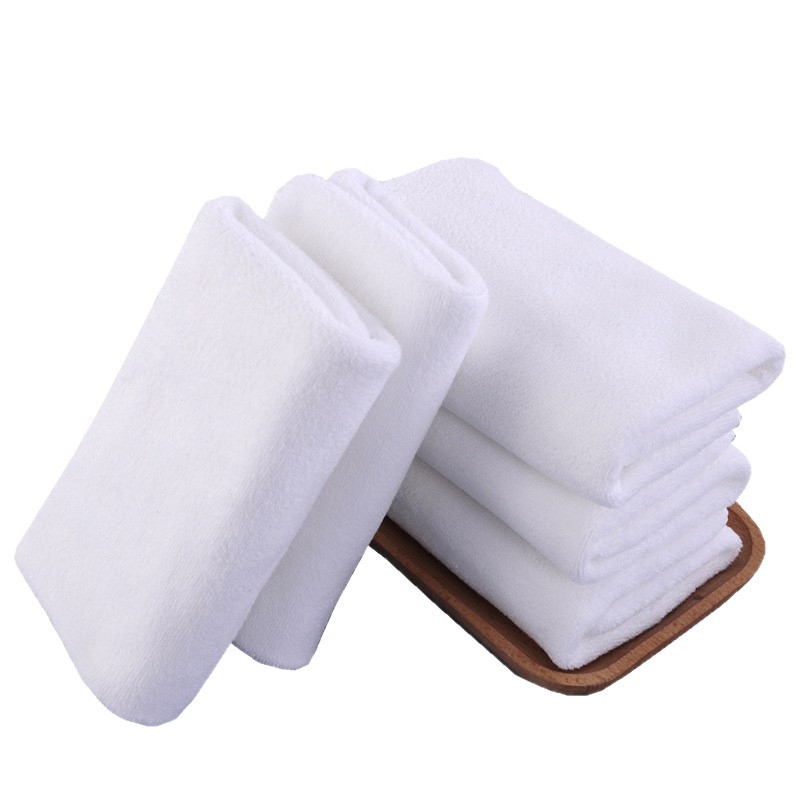 Prosop de unică folosință din fibre sintetice — 80% poliester, 20% poliamidă; țesătură simplă; 50–80 g; fire 150; personalizare disponibilă