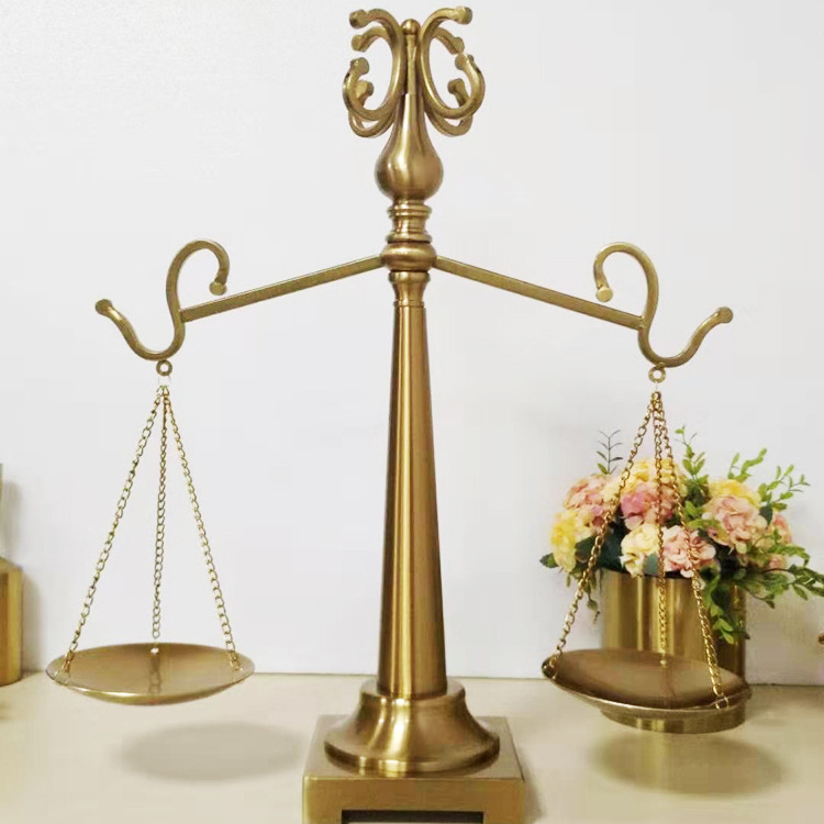 Sculptură decorativă în formă de balanță – Fier, Lux ușor, Model geometric, Decor pentru locuință