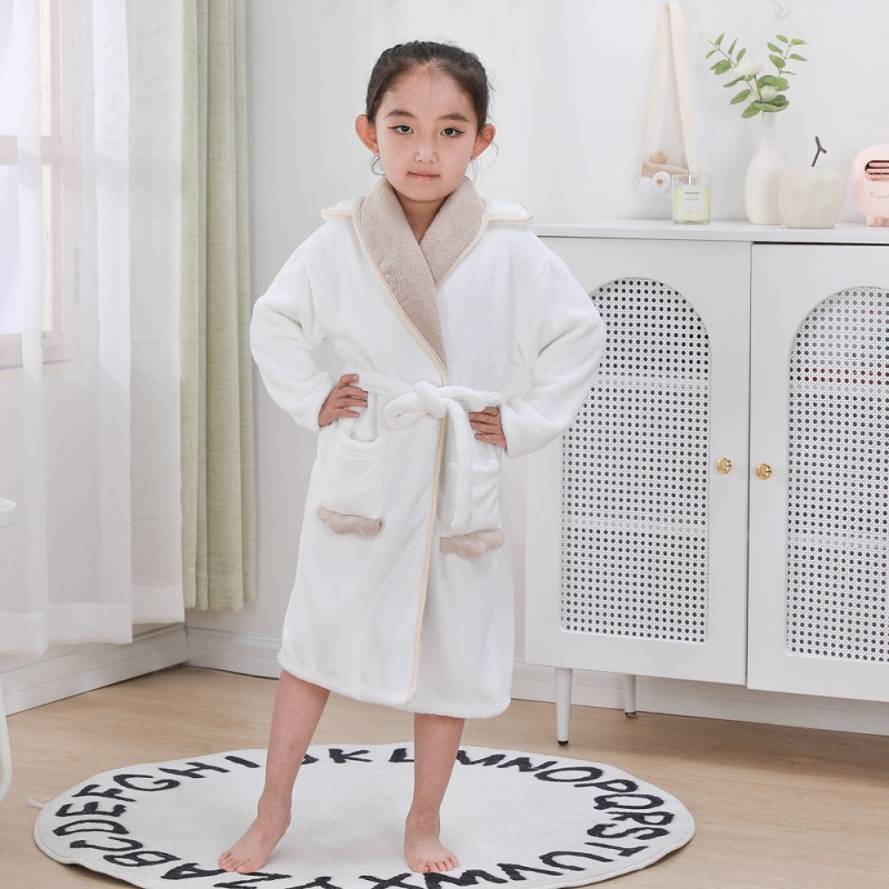 Παιδική ρόμπα από κοραλλοφλίς – παχιά, γρήγορα στεγνώνει, χωρίς αποκόλληση ινών, με ζώνη για φθινόπωρο-χειμώνα