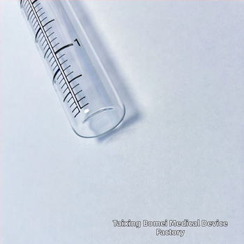 Sklenený dažďomer s plochým otvorom a tlačiteľnou stupnicou pre vonkajšie meranie dažďa