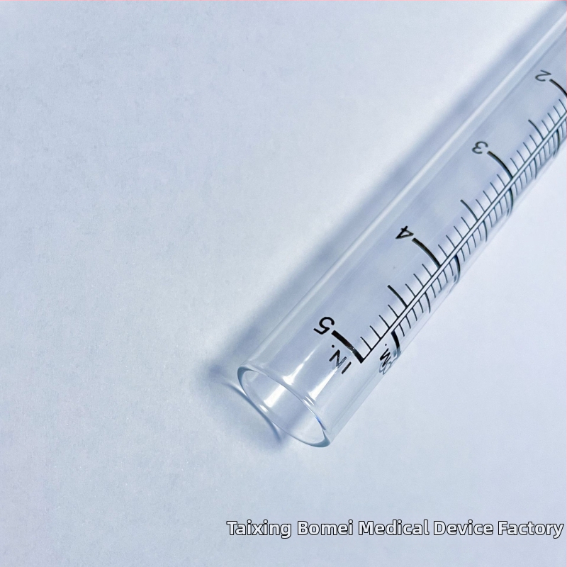 Sklenený dažďomer s plochým otvorom a tlačiteľnou stupnicou pre vonkajšie meranie dažďa