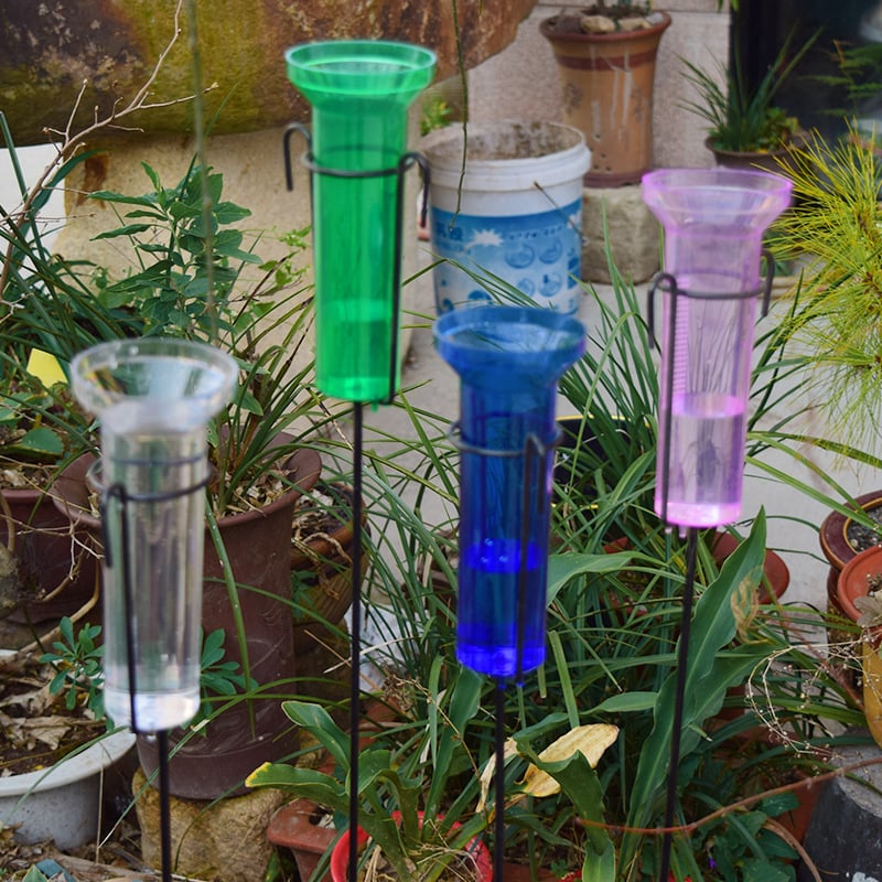 Ornament decorativ de grădină pentru exterior; pluviometru simplu cu tijă din fier; material PS; destinat măsurării precipitațiilor