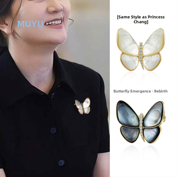 Ženska broš s leptiricom – bakar, mikro pavé, kopča od prirodnog bisera