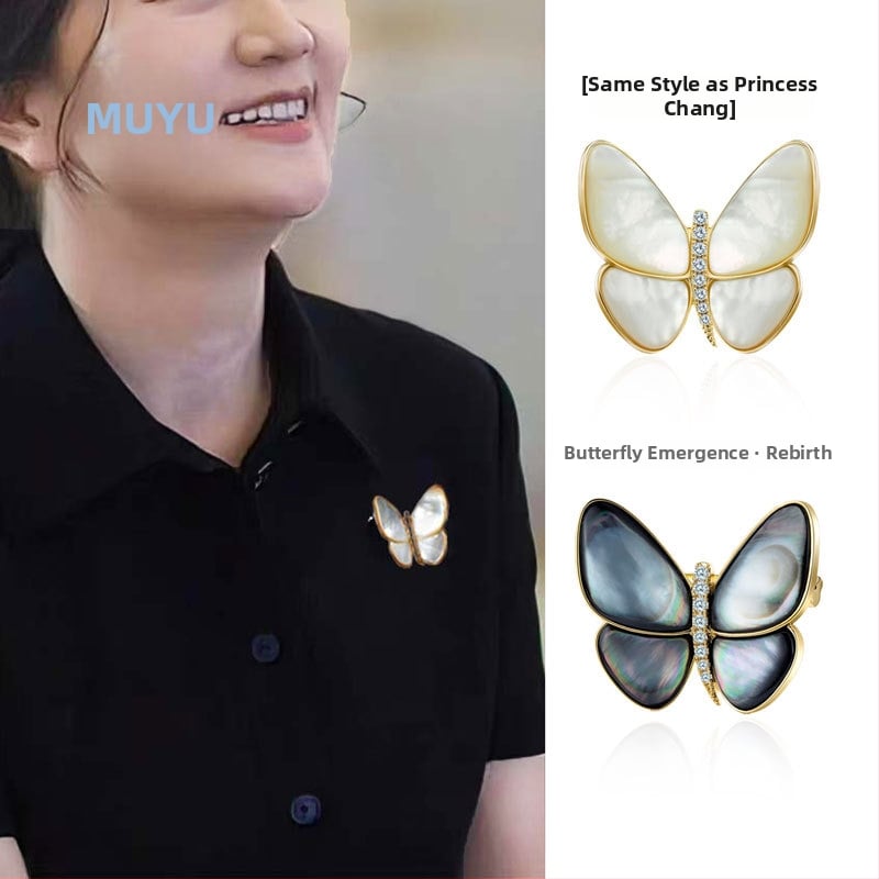 Ženska broš s leptiricom – bakar, mikro pavé, kopča od prirodnog bisera