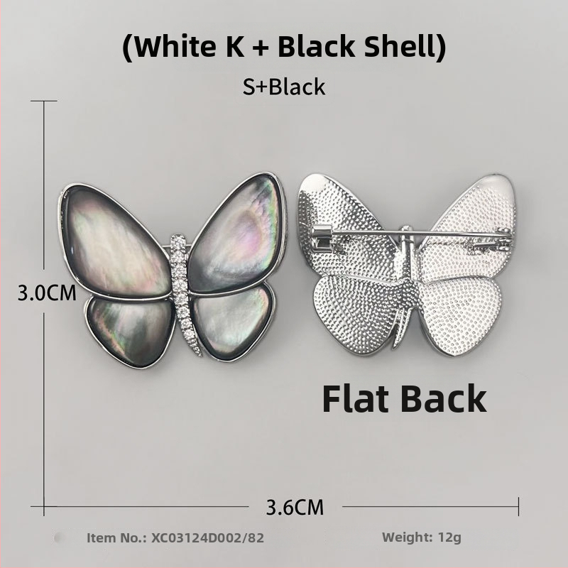 Ženska broš s leptiricom – bakar, mikro pavé, kopča od prirodnog bisera