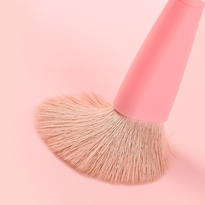 Négy az egyben: korrektor, pirosító, alapozó; hordozható, többfunkciós sminkecset; nettó tartalom 49