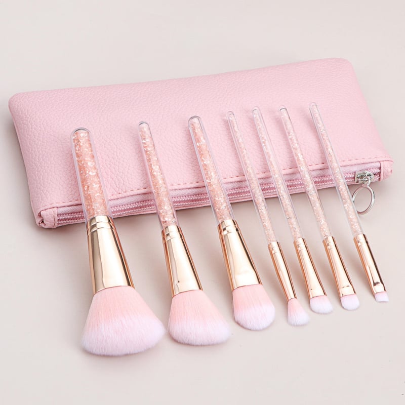 7-dijelni set četkica za makeup s sintetičkim vlaknima, dugim plastičnim drškama, ukupna duljina 16 cm, duljina vlakna 40 mm