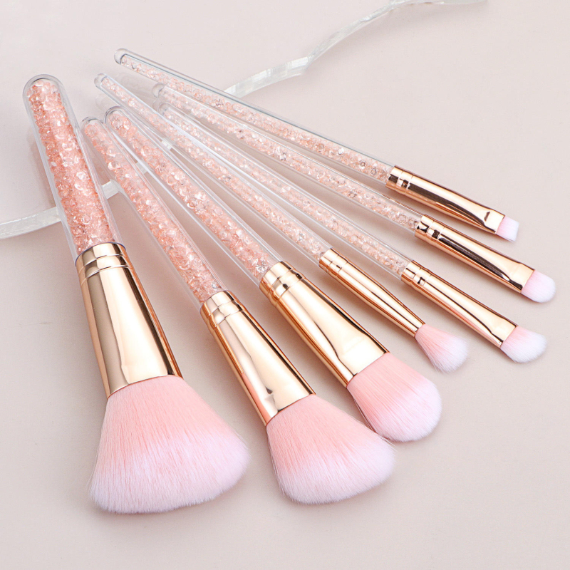 7-dijelni set četkica za makeup s sintetičkim vlaknima, dugim plastičnim drškama, ukupna duljina 16 cm, duljina vlakna 40 mm