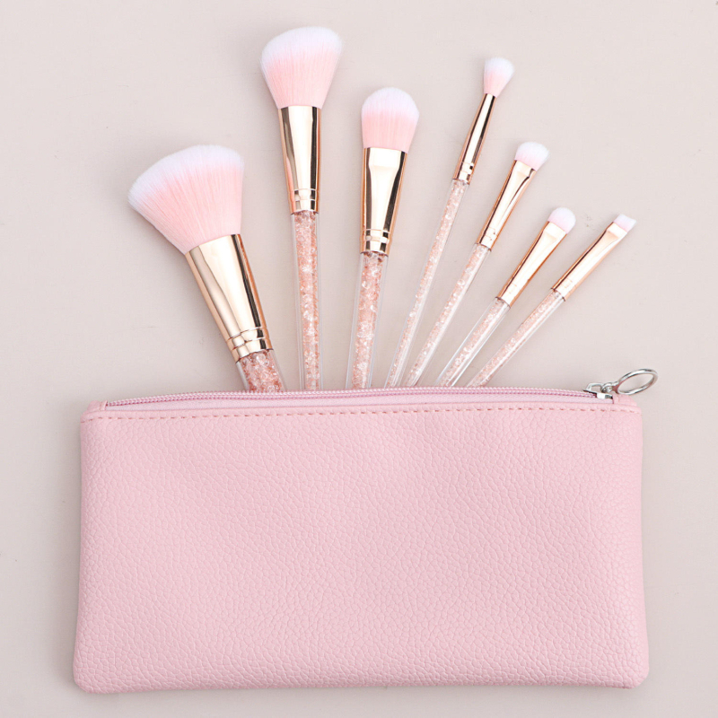 7-dijelni set četkica za makeup s sintetičkim vlaknima, dugim plastičnim drškama, ukupna duljina 16 cm, duljina vlakna 40 mm
