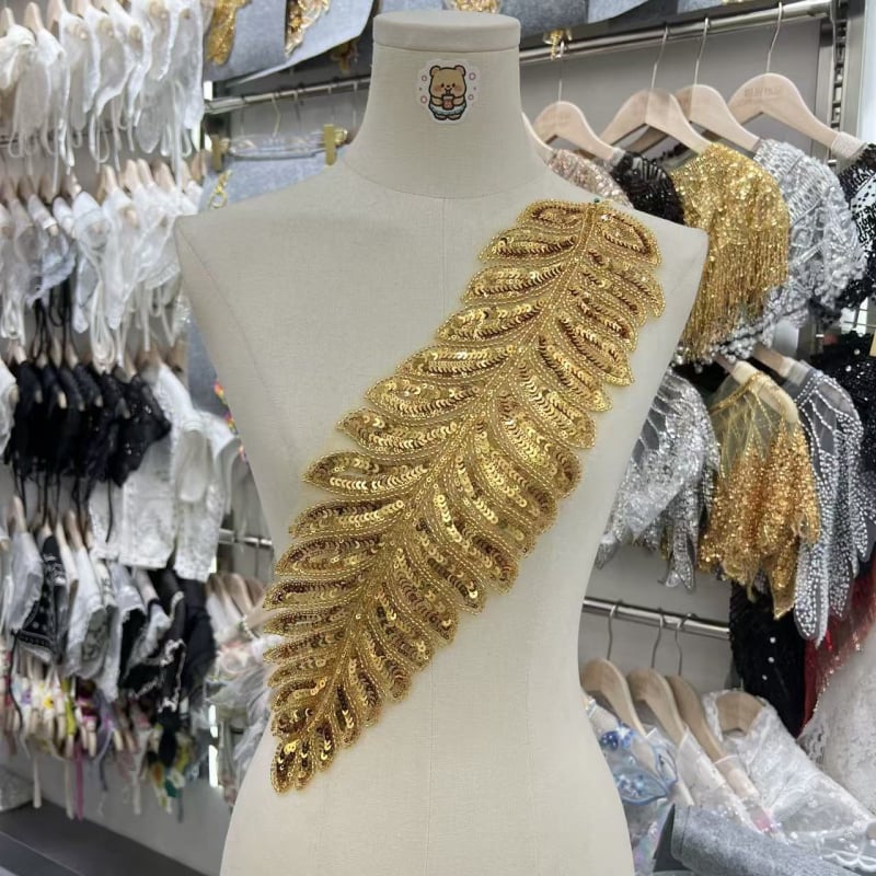 Patch textil cu paiete și broderie, formă de frunză, poliester, brand Domi