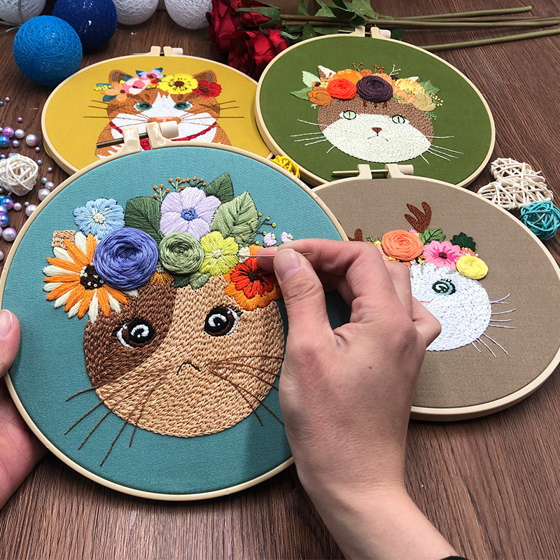 Set za križićno šivanje od Suzi embroidery – svilena tkanina, motiv cartoon/anime, za početnike
