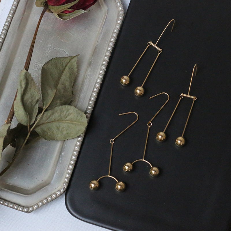 Titánacél fülbevalók geometriai dizájnnal, polírozott felülettel, rozsdamentes acél fülcsapokkal — Whale Rain