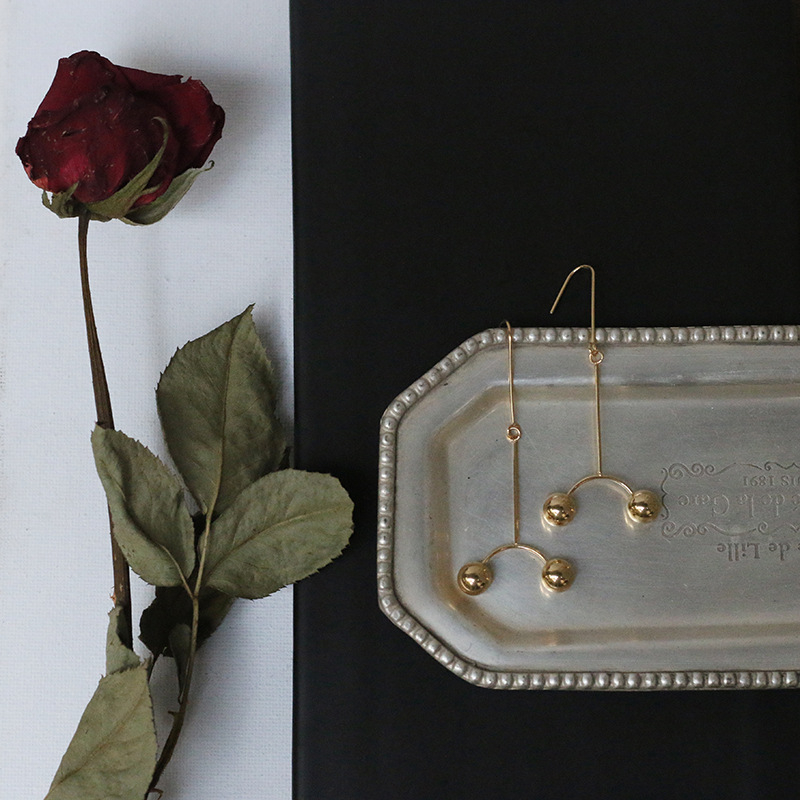 Titánacél fülbevalók geometriai dizájnnal, polírozott felülettel, rozsdamentes acél fülcsapokkal — Whale Rain