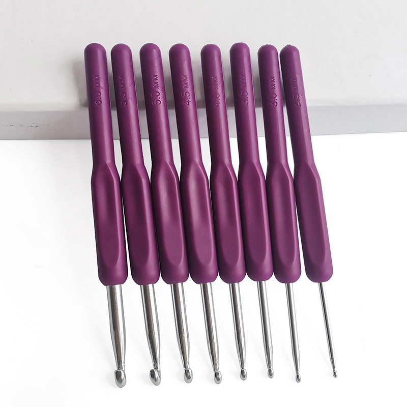 Set igala za pletenje, 8 komada, s plastičnim mekanim ručkama i vrhovima od aluminijevog oksida