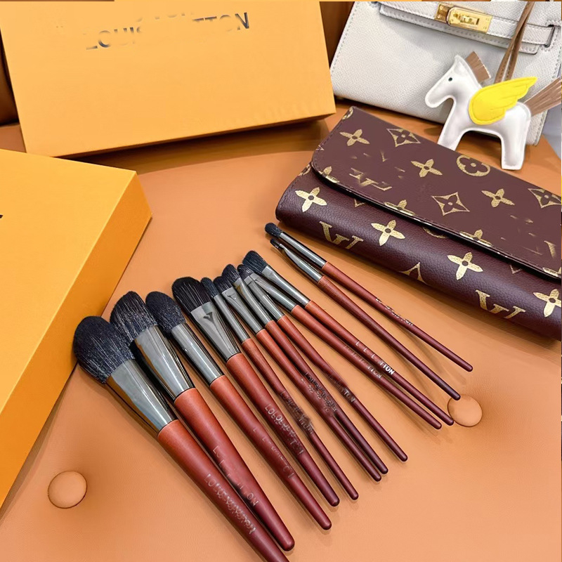 12-komplet četkica za šminkanje, koji uključuje četke za sjenilo, rumenilo, puder, korektor i highlighter; sintetička vlakna, drvene ručke, pakirano u kutiju