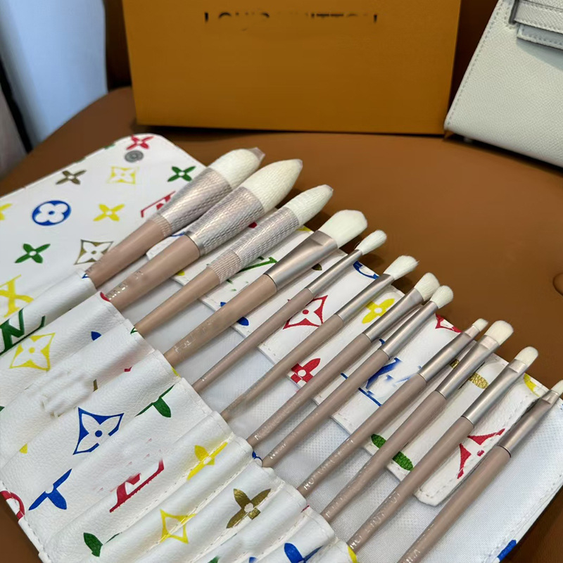 12-komplet četkica za šminkanje, koji uključuje četke za sjenilo, rumenilo, puder, korektor i highlighter; sintetička vlakna, drvene ručke, pakirano u kutiju