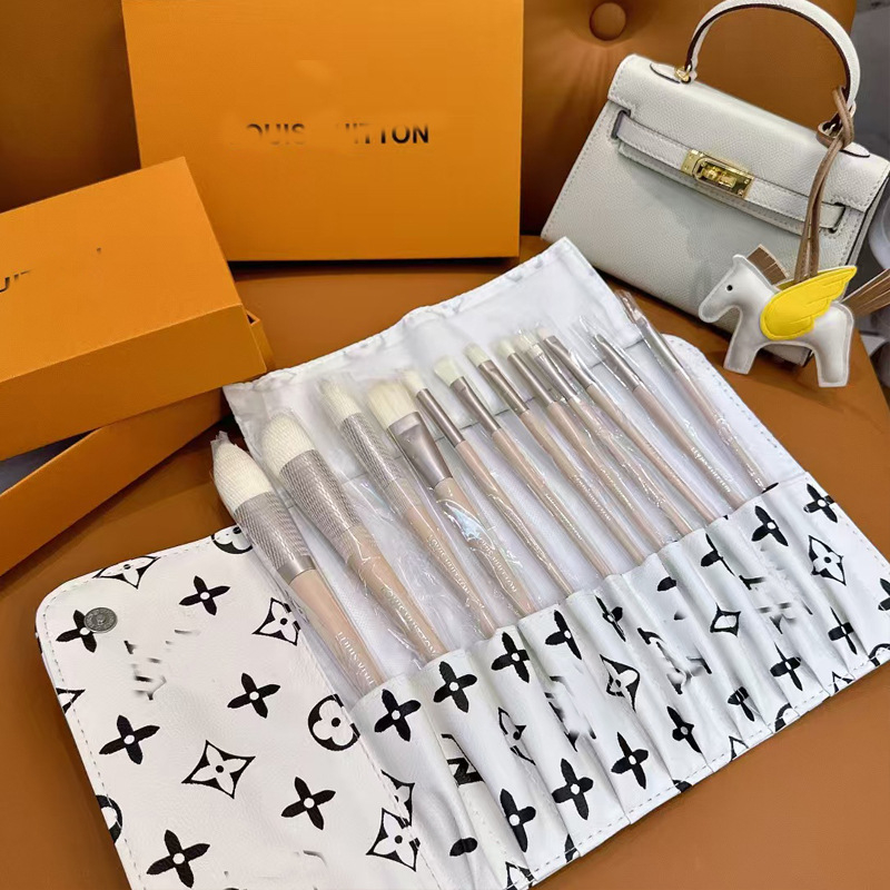 12-komplet četkica za šminkanje, koji uključuje četke za sjenilo, rumenilo, puder, korektor i highlighter; sintetička vlakna, drvene ručke, pakirano u kutiju