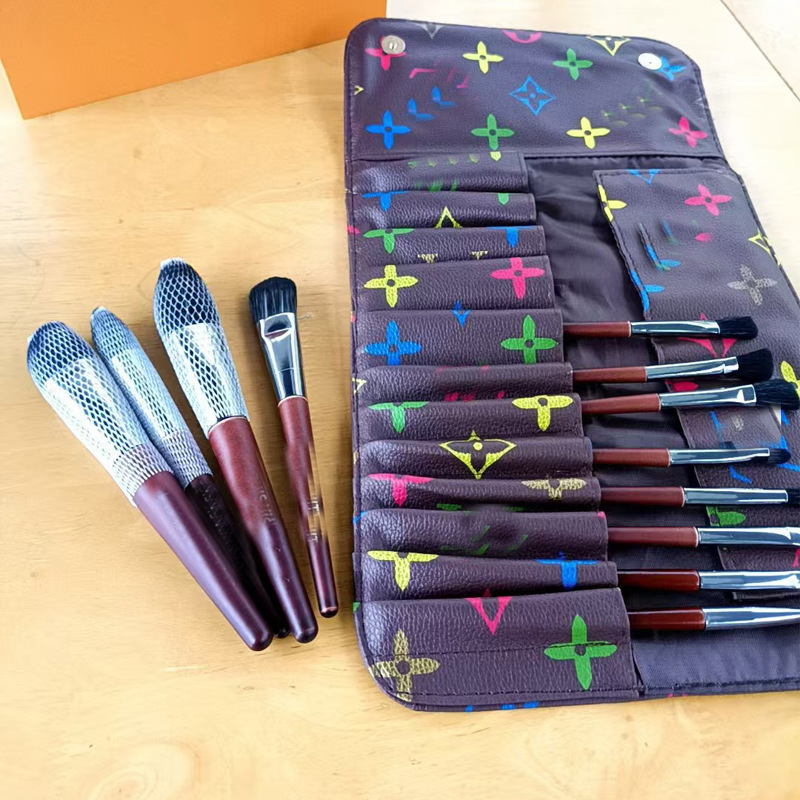 12-komplet četkica za šminkanje, koji uključuje četke za sjenilo, rumenilo, puder, korektor i highlighter; sintetička vlakna, drvene ručke, pakirano u kutiju