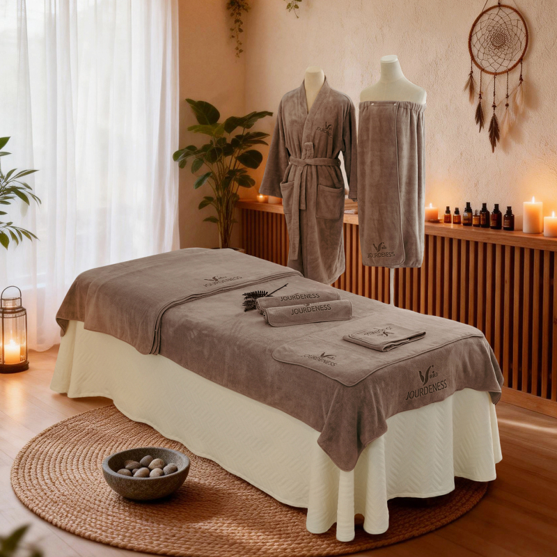 Muchai SPA szépségápolási öt részes készlet: nedvszívó velúr törölköző, testbevonó kendő, lepedő, fejkendő és bőrápolási készlet; anyag: poliészter rost; modern, minimalist stílus; reaktív nyomtatás és festés; logóval testreszabható; melegen tart