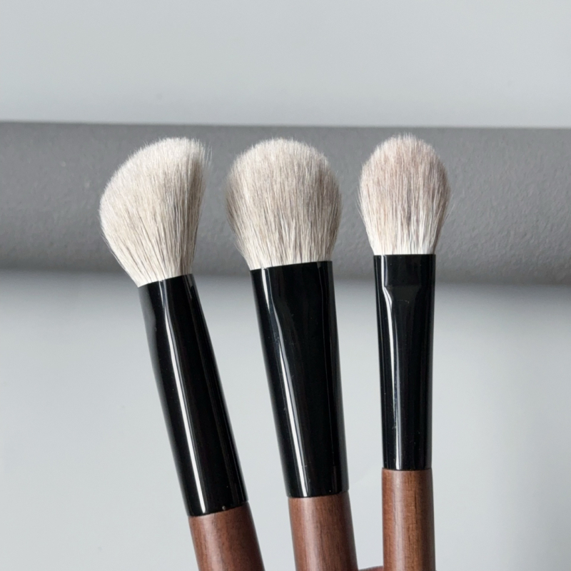 Highlighter és pirosító ecset, szőrszálak hófújás keverékéből, fa hosszú nyél, egyedi csomagolás