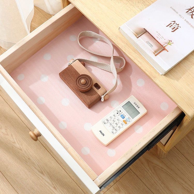 Πατάκι για συρτάρια και ντουλάπες — αντιβακτηριακό, υγρασίας και λιπαρών ανθεκτικό, αδιάβροχο από αφρώδες υλικό με πλαστικό βασικό ύφασμα για γκαρνταρόμπες, ντουλάπες και κουζίνες