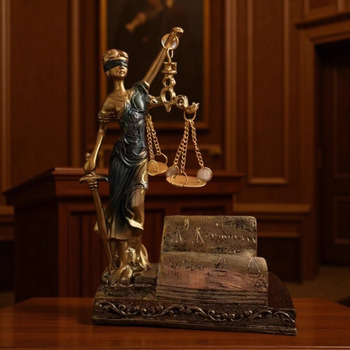 Статуя на богинята на правосъдието Темис за офисно бюро, скулптура за бюро, украшение от смола (Материал: Смола; Категория: Украшения; Опаковка: картон)