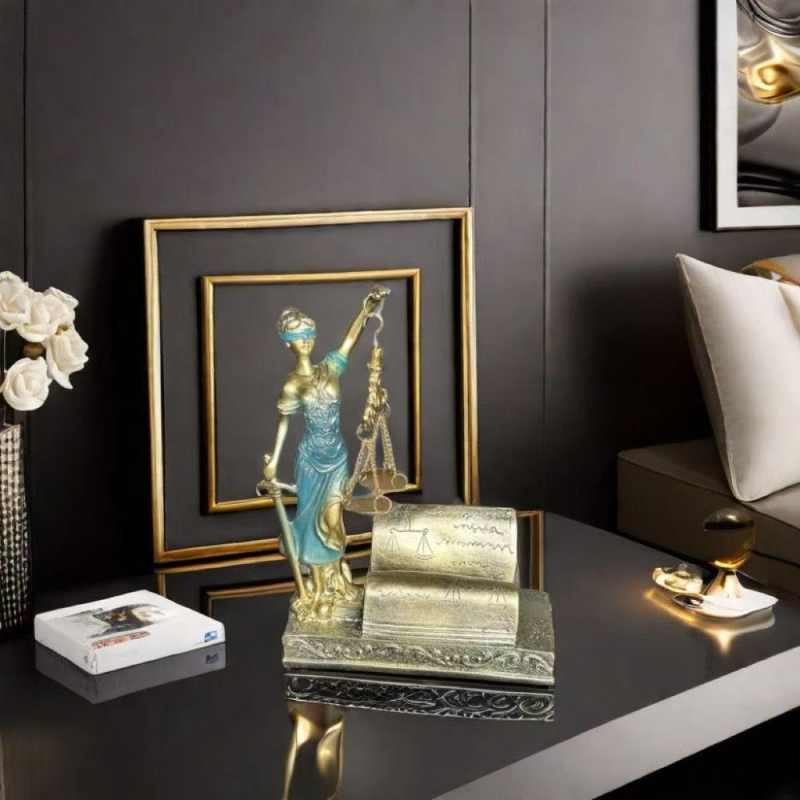 Статуя на богинята на правосъдието Темис за офисно бюро, скулптура за бюро, украшение от смола (Материал: Смола; Категория: Украшения; Опаковка: картон)