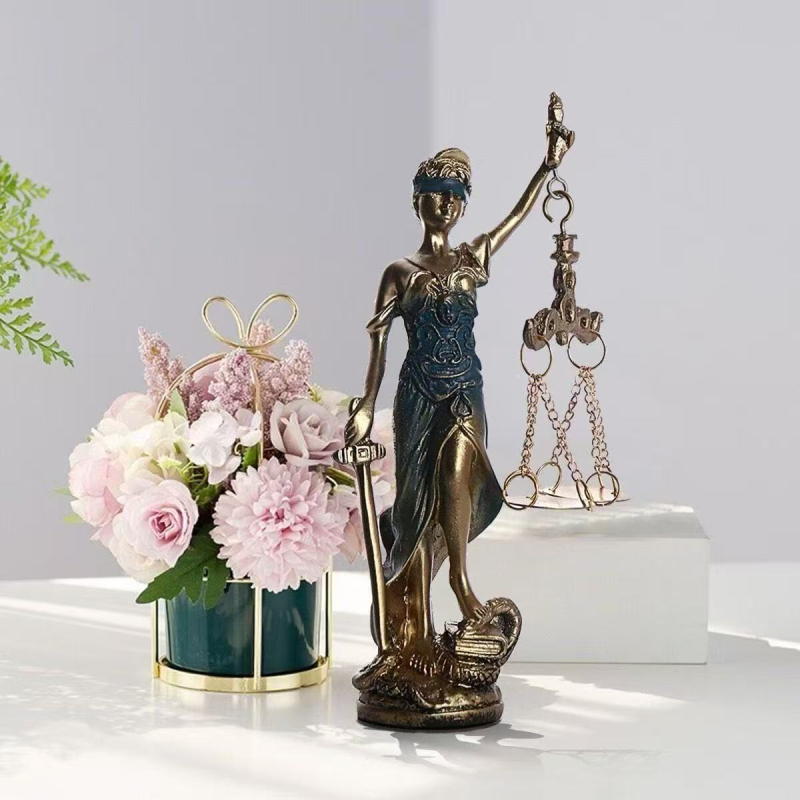 Статуя на богинята на правосъдието Темис за офисно бюро, скулптура за бюро, украшение от смола (Материал: Смола; Категория: Украшения; Опаковка: картон)