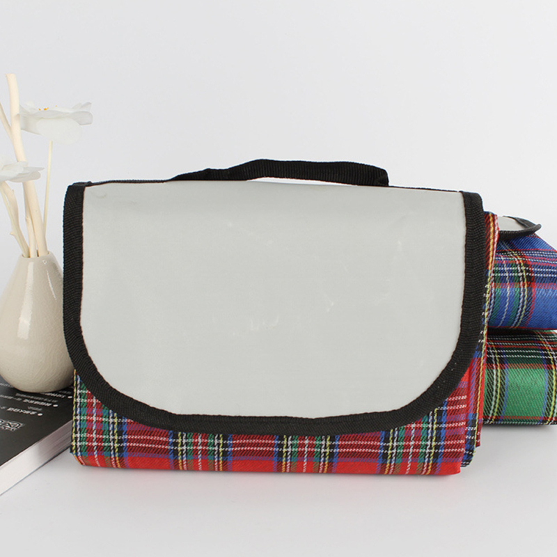 Akril anyagú piknik matrac, nedvszívó és vízálló, hordozható és vastított kivitel, modell 777, tömeg 1000 g, 4–6 személynek