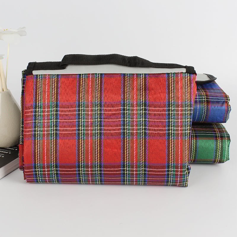 Akril anyagú piknik matrac, nedvszívó és vízálló, hordozható és vastított kivitel, modell 777, tömeg 1000 g, 4–6 személynek