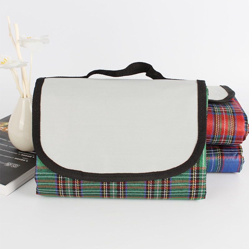 Akril anyagú piknik matrac, nedvszívó és vízálló, hordozható és vastított kivitel, modell 777, tömeg 1000 g, 4–6 személynek