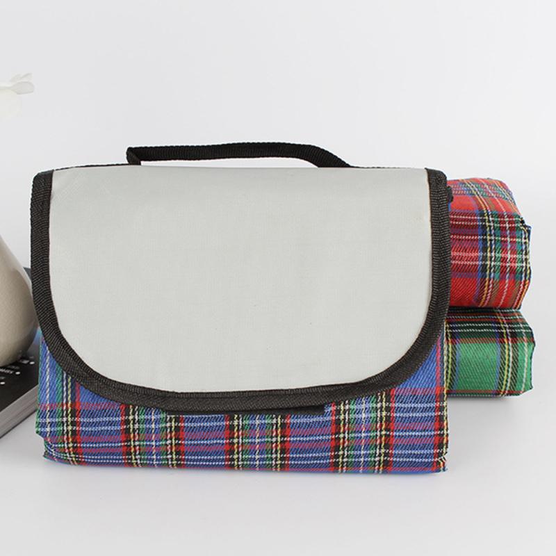 Akril anyagú piknik matrac, nedvszívó és vízálló, hordozható és vastított kivitel, modell 777, tömeg 1000 g, 4–6 személynek