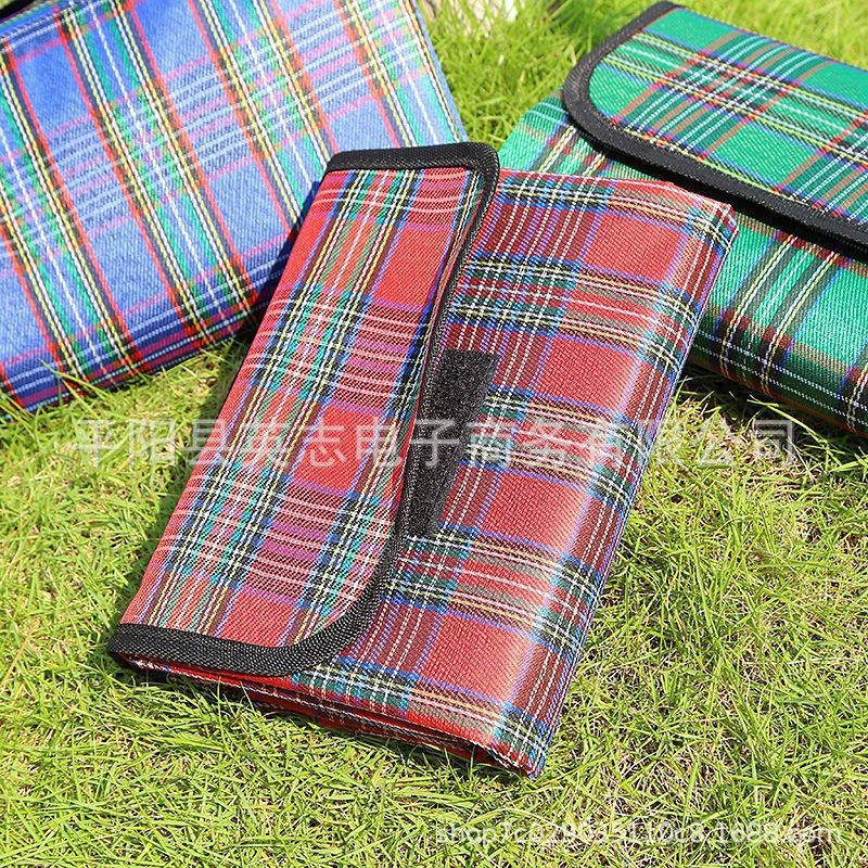 Akril anyagú piknik matrac, nedvszívó és vízálló, hordozható és vastított kivitel, modell 777, tömeg 1000 g, 4–6 személynek