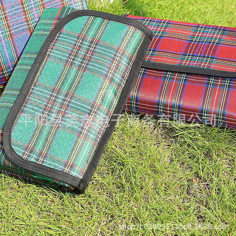 Akril anyagú piknik matrac, nedvszívó és vízálló, hordozható és vastított kivitel, modell 777, tömeg 1000 g, 4–6 személynek