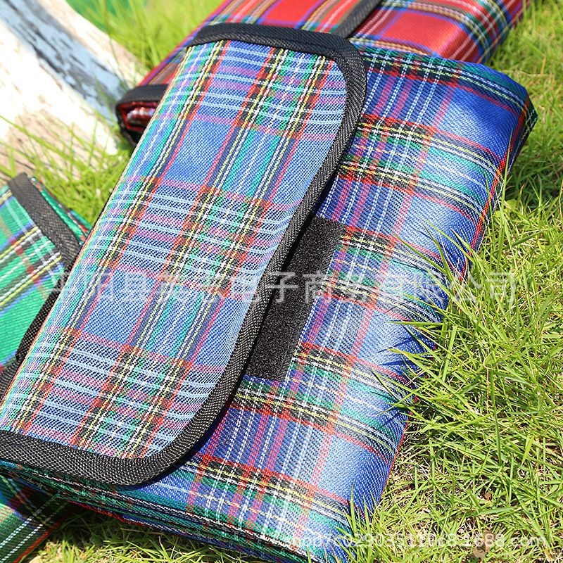 Akril anyagú piknik matrac, nedvszívó és vízálló, hordozható és vastított kivitel, modell 777, tömeg 1000 g, 4–6 személynek