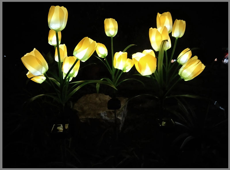 Vanjska vodootporna solarna rasvjeta u obliku biljke, model YD-007; materijal: nehrđajući čelik + PC cijev + ABS plastika; trajanje osvjetljenja: 6–12 sati