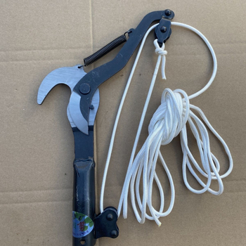 Foarfecă de tăiere pentru crengi înalte cu funie de 5 m, roată din oțel și carcasă din plastic (Brand: Unique; Funie: 5 m; Roată: oțel; Material: plastic)