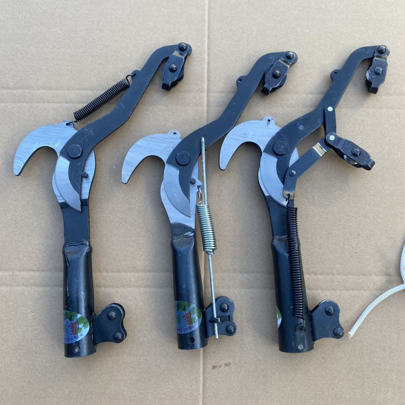 Foarfecă de tăiere pentru crengi înalte cu funie de 5 m, roată din oțel și carcasă din plastic (Brand: Unique; Funie: 5 m; Roată: oțel; Material: plastic)