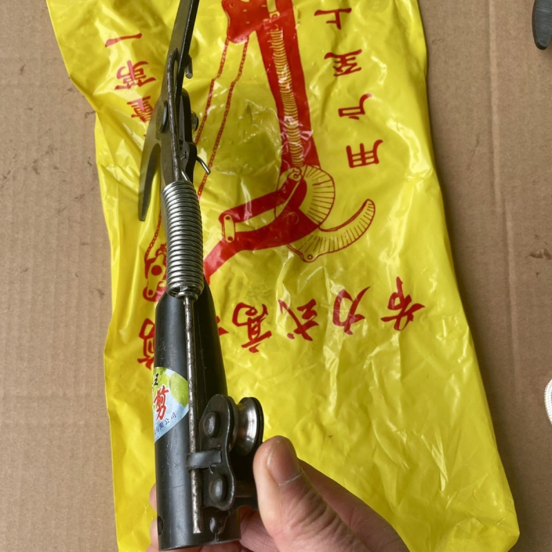 Foarfecă de tăiere pentru crengi înalte cu funie de 5 m, roată din oțel și carcasă din plastic (Brand: Unique; Funie: 5 m; Roată: oțel; Material: plastic)