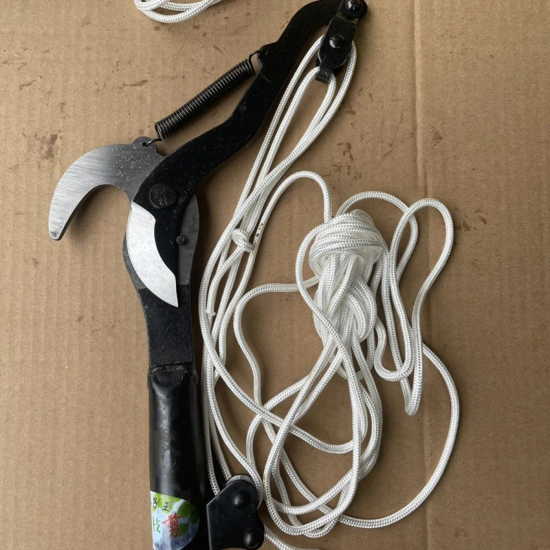 Foarfecă de tăiere pentru crengi înalte cu funie de 5 m, roată din oțel și carcasă din plastic (Brand: Unique; Funie: 5 m; Roată: oțel; Material: plastic)