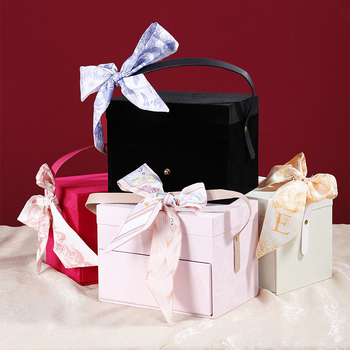 Κουτί μακιγιάρ και δώρων με βελούδινη υφή, διπλό χερούλι μεταφοράς, περιλαμβάνεται φουλάρι, κατασκευή από βελούδινο ύφασμα και σκληρό χαρτόνι, επίχρυσο φινίρισμα