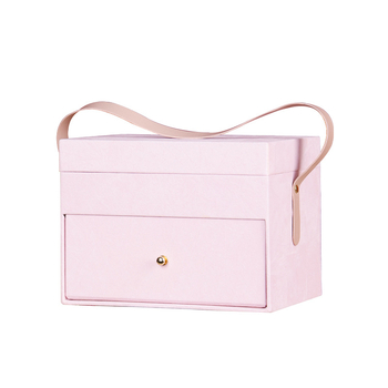 Κουτί μακιγιάρ και δώρων με βελούδινη υφή, διπλό χερούλι μεταφοράς, περιλαμβάνεται φουλάρι, κατασκευή από βελούδινο ύφασμα και σκληρό χαρτόνι, επίχρυσο φινίρισμα